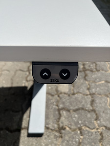 ISKU elektriliselt reguleeritav töölaud (4 foto / 6)