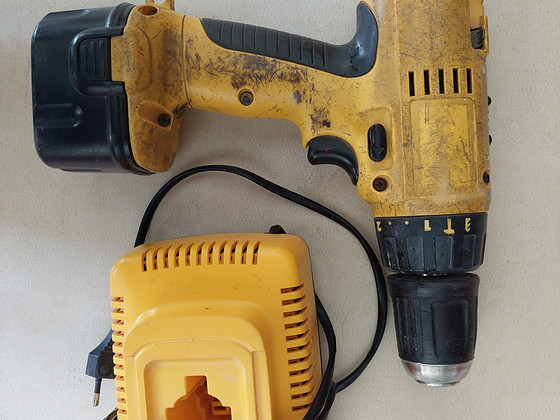 Ударная дрель Dewalt
