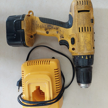 Ударная дрель Dewalt
