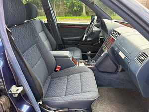 MERCEDES-BENZ C 180 (8 фото из 9)