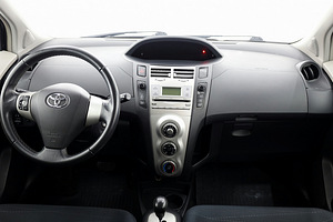 Toyota Yaris Linea Sol ATM 1.3 64kW (5 фото из 8)