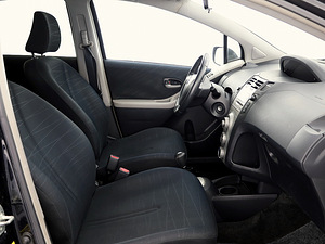 Toyota Yaris Linea Sol ATM 1.3 64kW (6 фото из 8)