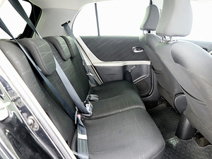 Toyota Yaris Linea Sol ATM 1.3 64kW (7 фото из 8)