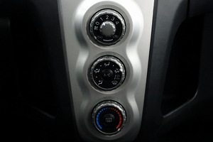 Toyota Yaris Linea Sol ATM 1.3 64kW (8 фото из 8)
