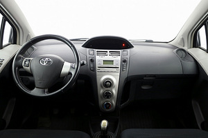 Toyota Yaris Linea Sol A-C 1.3 64kW (5 фото из 8)
