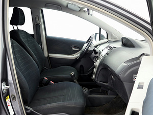 Toyota Yaris Linea Sol A-C 1.3 64kW (6 фото из 8)