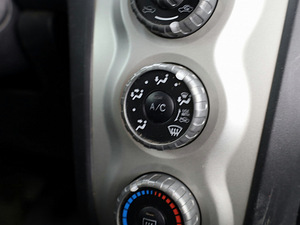 Toyota Yaris Linea Sol A-C 1.3 64kW (8 фото из 8)