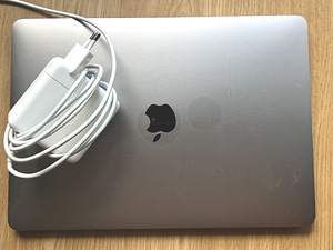 MacBook Pro 13” 2017 | Intel Core i5 | 8 GB RAM | 256 GB SSD (2 foto / 4)
