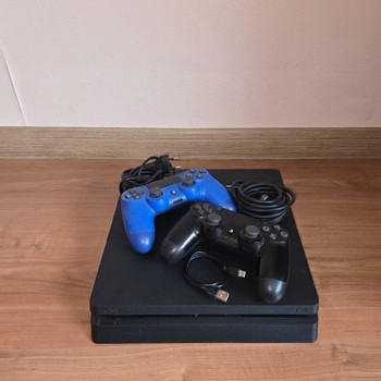 PlayStation 4 Slim 500GB komplekt