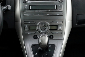 Toyota Auris Linea Sol ATM 1.6 91kW (8 фото из 8)