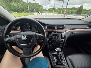 Skoda Superb 2011 2.0 125 кВт (9 фото из 12)