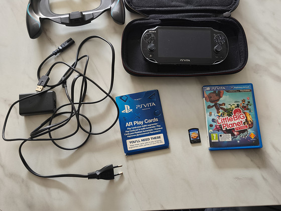 Sony PS Vita + 2 mängu + lisatarvikud