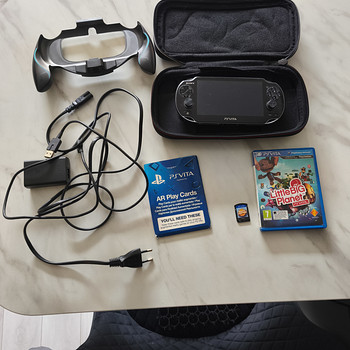 Sony PS Vita + 2 mängu + lisatarvikud