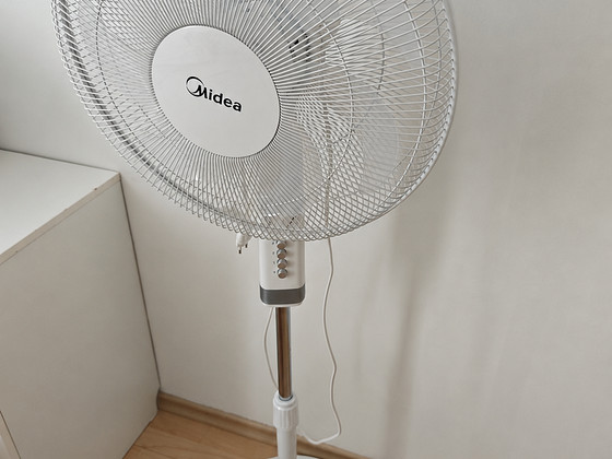 Напольный вентилятор Midea, отличное состояние