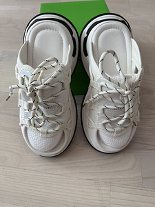 Balenciaga (1 фото из 4)