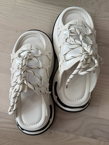 Balenciaga (2 фото из 4)