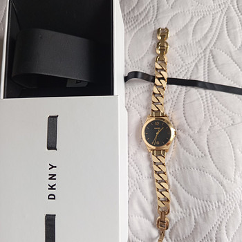 DKNY kellad