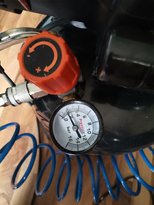 Black+Decker kompressor + Pneumaatilised püstol (3 фото из 3)