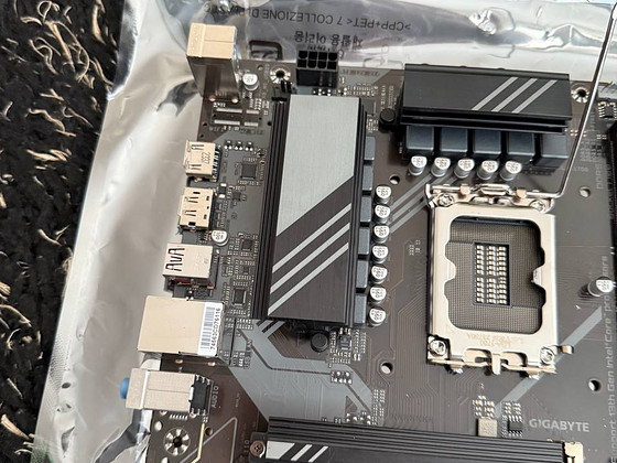 GIGABYTE B760 DS3H LGA 1700 DDR5 emaplaat