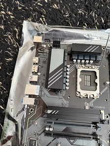 GIGABYTE B760 DS3H LGA 1700 DDR5 emaplaat (3 foto / 8)