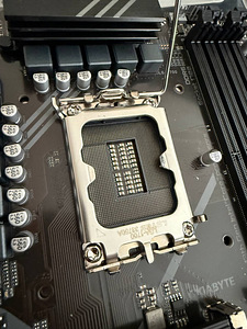 GIGABYTE B760 DS3H LGA 1700 DDR5 emaplaat (6 foto / 8)