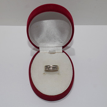 Kuldsõrmus teemantidega 750 proov, 4.97 g
