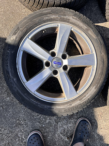 Шипованные шины на литых дисках Volvo (3 фото из 5)