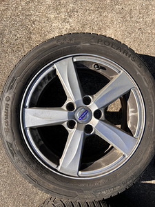 Шипованные шины на литых дисках Volvo (4 фото из 5)