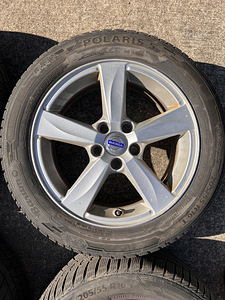 Шипованные шины на литых дисках Volvo (5 фото из 5)