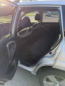 Müüa Toyota RAV4 (8 foto / 10)