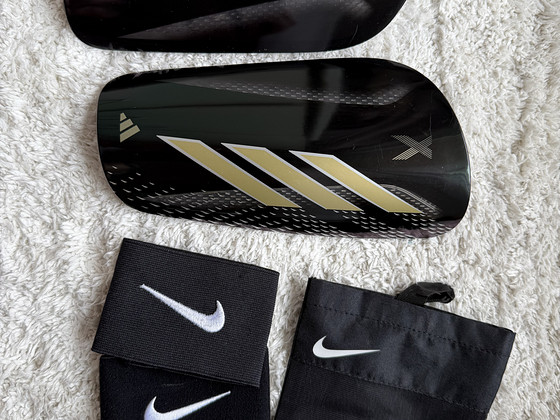 Adidasi jalgpalli säärekaitsmed + NIKE säärekaitsmete hoidja