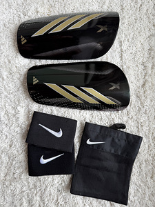 Футбольные щитки Adidas + держатели для щитков NIKE (1 фото из 2)