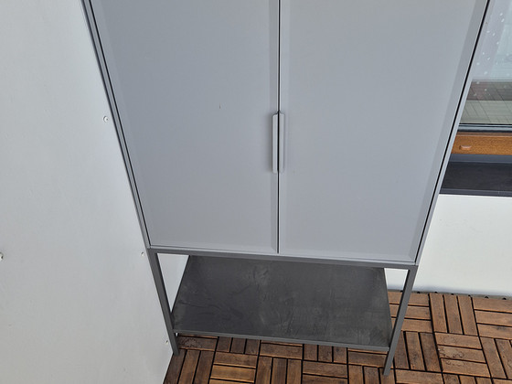 Металлический шкаф IKEA TULLSTORP размером примерно 73 × 35