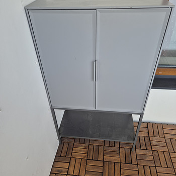 Metallkapp IKEA TULLSTORP mõõtmetega umbes 73 × 35