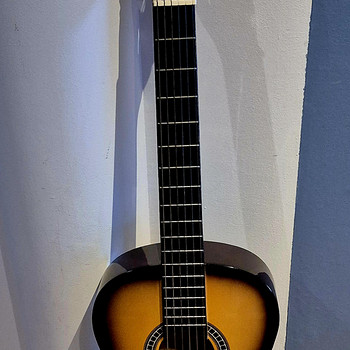 Müüa kitarr.