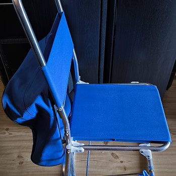 Poes käimiseks ratastega kott koos istumiskohaga