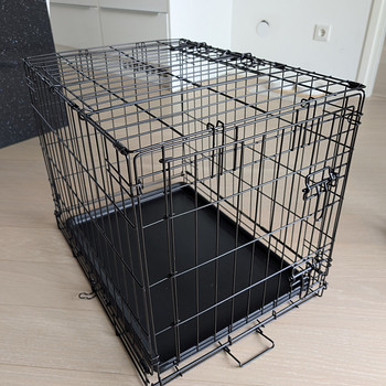 Клетка для собаки, примерные размеры 76 × 48 × 53 см.