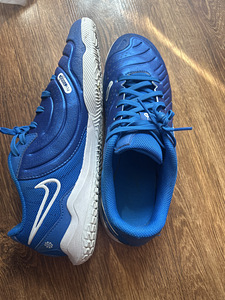 Кроссовки Nike (2 фото из 3)