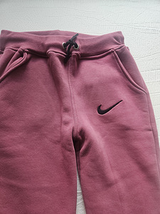 Штаны NIKE р. 146 см (2 фото из 2)