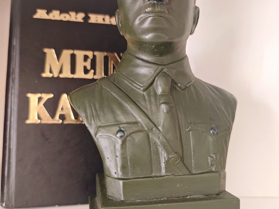 A. Hitleri „Minu võitlus” + Hitleri büst