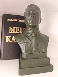 A. Hitleri „Minu võitlus” + Hitleri büst (1 foto / 1)