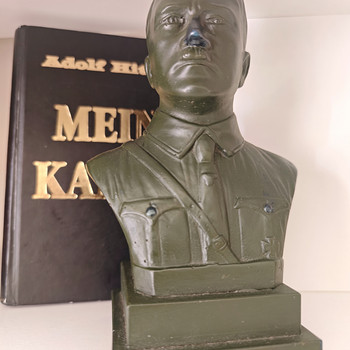 A. Hitleri „Minu võitlus” + Hitleri büst