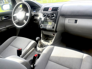 Volkswagen Touran (8 foto / 10)