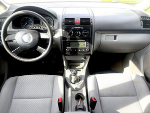 Volkswagen Touran (9 foto / 10)