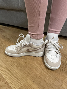 Tossud AIR JORDAN 1 LOW SE (GS) - EUR 36 (2 foto / 3)