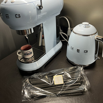 Stiilne Smeg retro-stiilis espressomasin (helesinine)