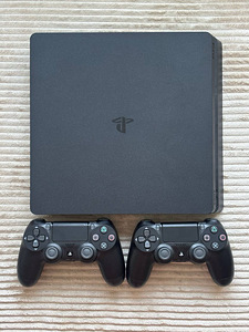 PlayStation 4 Slim 500 GB + 2 pulti (1 foto / 3)