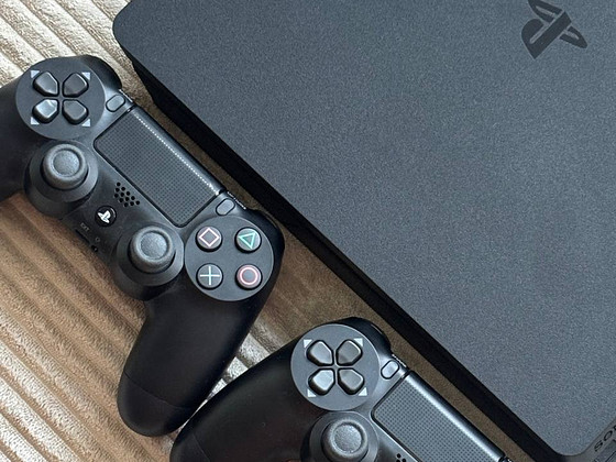 PlayStation 4 Slim 500 GB + 2 pulti
