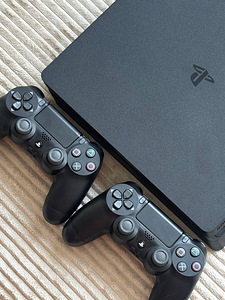 PlayStation 4 Slim 500 GB + 2 pulti (3 foto / 3)