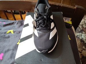 Adidas кроссовки (1 фото из 5)